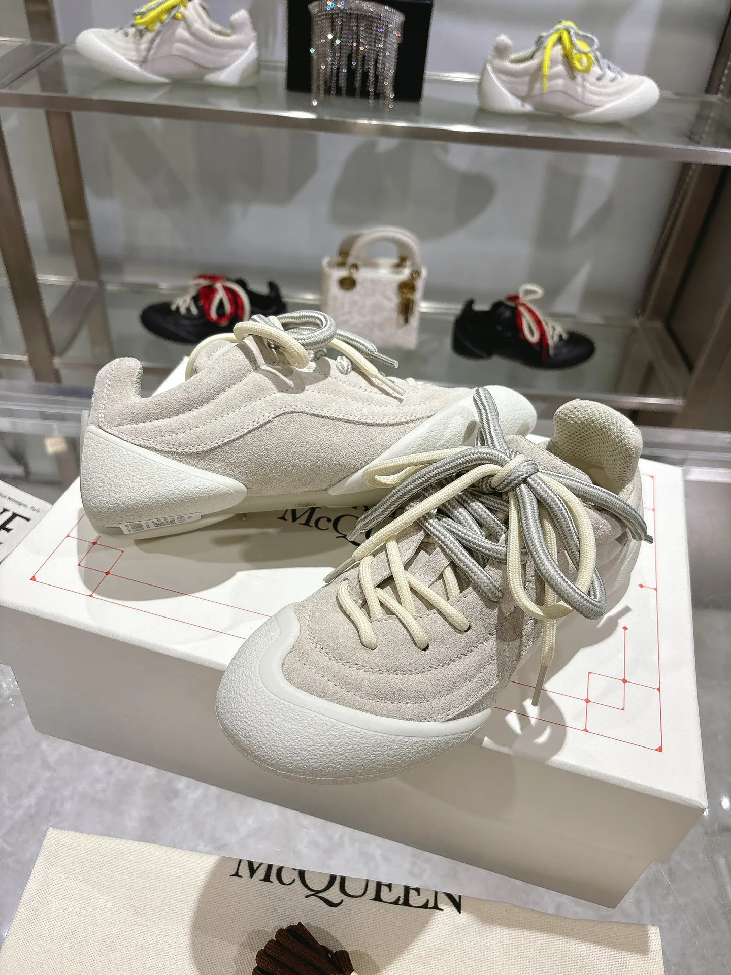 p580💰Couple model 𝐀𝐥𝐞𝐱𝐚𝐧𝐝𝐞𝐫 𝐌𝐜𝐐𝐮𝐞𝐞𝐧#/Alexander McQueen’s latest Flexion series, retro, casual, sneakers, original purchase, development, production, this Flexion Off Low-top sneakers in white grained leather with varying sized laces and an anatomically inspired lightweight segmented sole. The reverse skull pattern is embossed on the heel. Fabric: Original customized imported first-layer cowhide. Lining: Customized imported breathable mesh lining. Sole: Original open-molded non-slip TPU material. Bottom thickness: 2CM. Size: #Female size 35-40 (40 customized, non-refundable) #Men’s code 39-45 (45 customized, non-refundable)